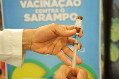 mãos preparam seringa com vacina