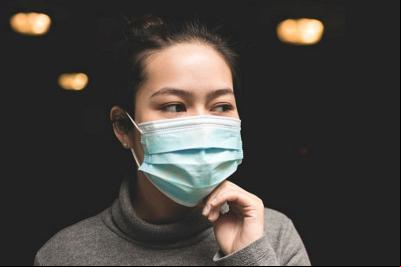 mulher usa mácara médica