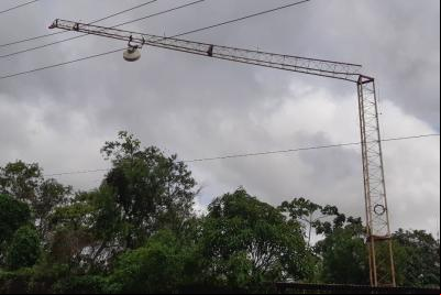torre sobre rede de energia elétrica