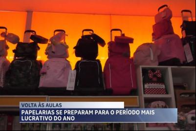 Período de compra de material escolar movimenta papelarias